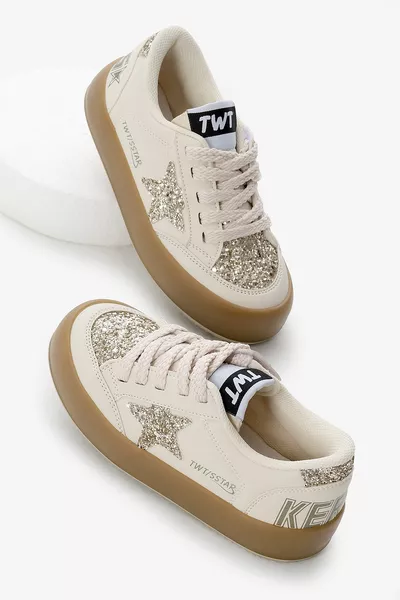 حذاء رياضي أطفال كريمي للجنسين بقاعدة حرارية مع تفاصيل نجم، مزود بأربطة وحزام لاصق