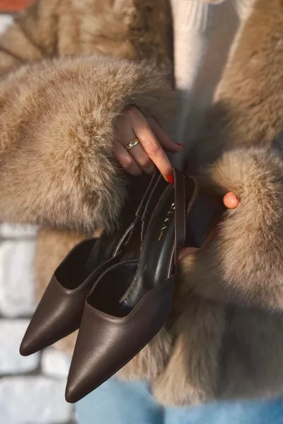 حذاء نسائي بلون القهوة الداكن، من الجلد المطفي، مدبب من الأمام، بكعب قصير ومستطيل، بلون بلش