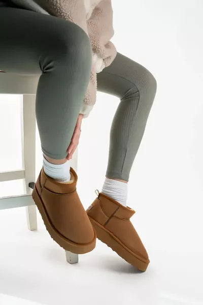 حذاء نسائي قصير بكعب عالي من الجلد المدبوغ بلون التابا، مبطن بالصوف والفرو من الداخل، بقاعدة سميكة ومناسب لفصل الشتاء