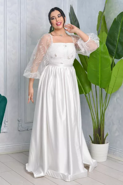 Lange jurk avondjurk met driedimensionale bloemen aan de bovenkant en satijnen decolleté op de borst en rug