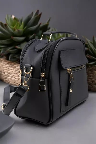 Borsa da donna nera in pelle Lacoste con 3 scomparti e tracolla regolabile a mano e a spalla