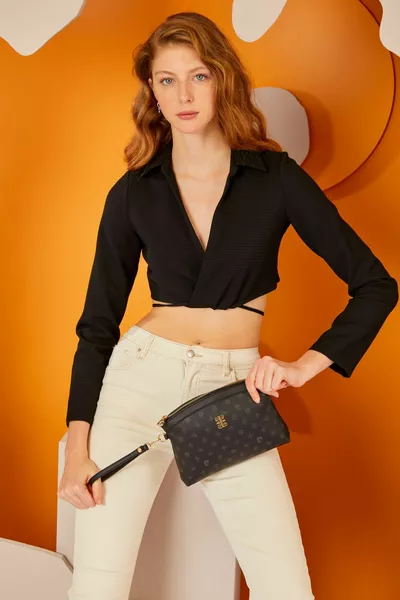 حقيبة بورتفوليو وكلتش نسائية من مونوغرام أسود 