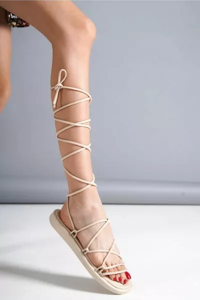 صندل نسائي بحبال تُربط حول المعصم