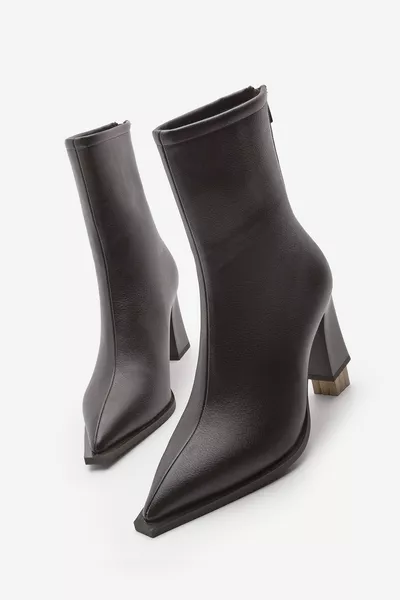 حذاء نسائي بكعب عالٍ مدبب من الخلف بسحاب وكعب سميك لون بني