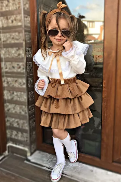 طقم فستان بناتي مع تنورة بنية وطبقة دانتيل مطرزة وكشكش