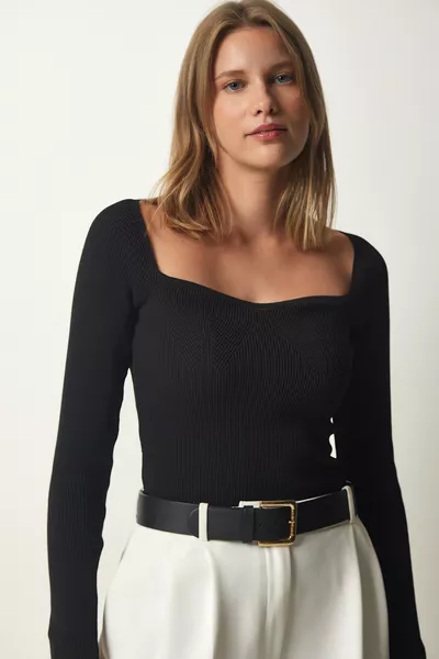 كنزة نسائية برقبة قلبية سوداء مضلعة 