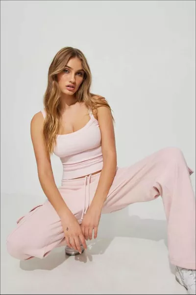 تي شيرت أساسي وردي بقماش محبوك وحمالات 