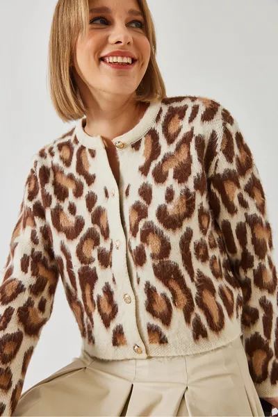 سترة صوفية نسائية بأزرار بنقشة الفهد  