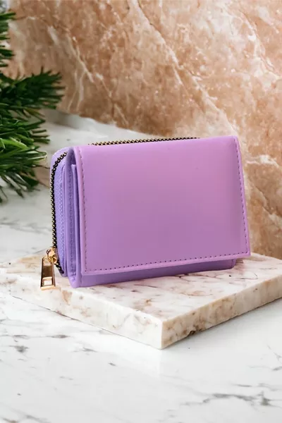 محفظة نسائية أنيقة باللون الليلكي بفصل للعملات المعدنية وسحاب وأزرار للبطاقات والإكسسوارات
