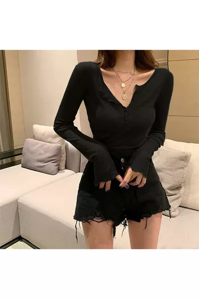 كروب نسائي بأكمام طويلة وياقة بأزرار باللون الأسود