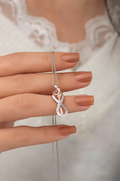 عقد فضة للنساء بتصميم زوجين متشابكين على شكل اللانهاية
