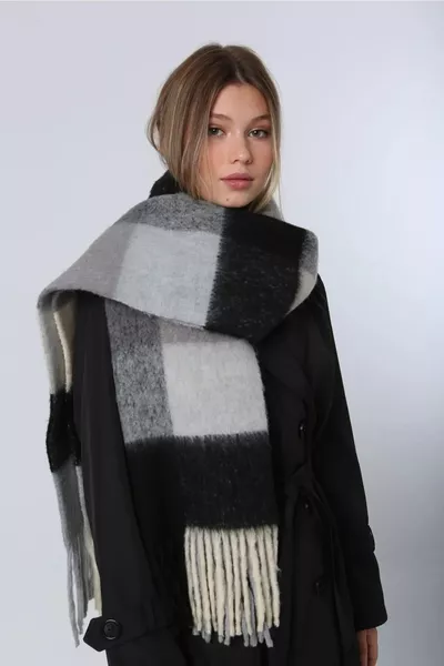 وشاح بوشاح مزخرف مع شرّابات  ×  سم  أسود