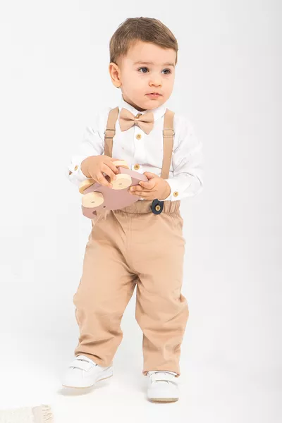 Ensemble bébé 4 pièces avec grenouillère, chemise, nœud papillon et salopette