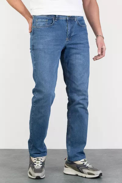 بنطال جينز رجالي دانيال بقصة عادية وبلون أزرق فاتح مع ليكرا
