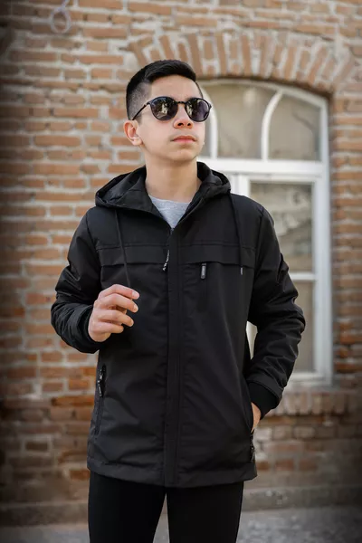 Cappotto stagionale con cappuccio e tasche foderate all'interno