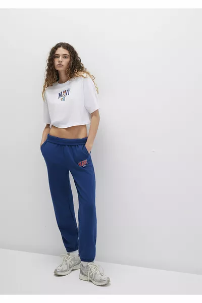 سروال رياضي كحلي مطبوع عليه شعار 