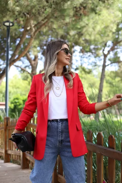 بليزر بتفاصيل كشكشة على الأكمام الحمراء