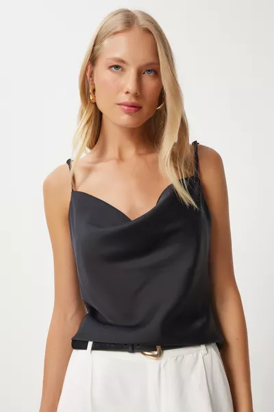 Женская блузка с черной атласной поверхностью и вырезом лодочка