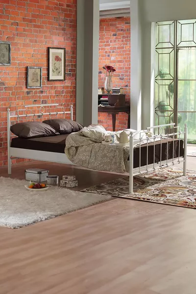 سرير مزدوج معدني من الحديد المطاوع Hatkus - أبيض (بأعمدة خشبية)