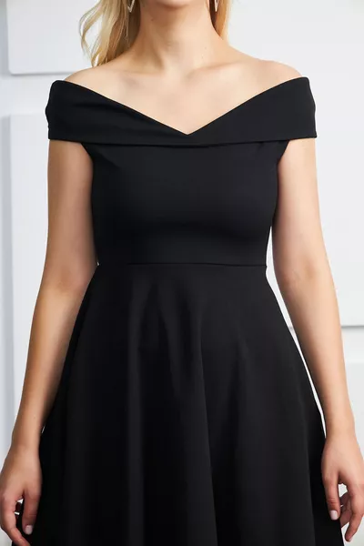 Kadın Esnek Scuba Krep Kumaş Madonna Yaka Kloş Siyah Abiye Elbise 