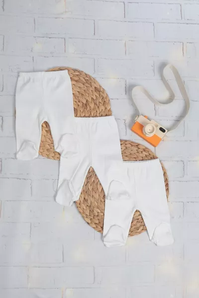 طقم مكون من ثلاث قطع من البنطلونات العضوية