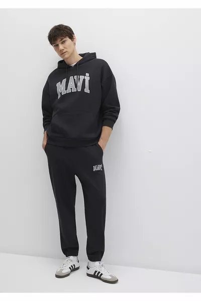 بنطال رياضي أسود بطباعة الشعار 