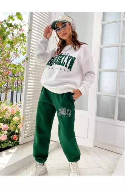 طقم رياضي نسائي واسع الطباعة من بروكلين نيويورك بياقة دائرية