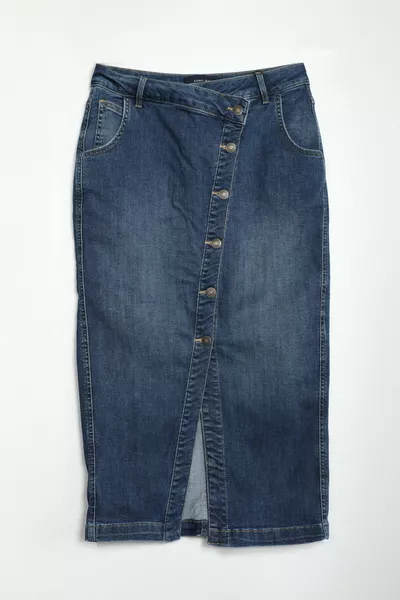 تنورة جينز كحلية مرنة بطول متوسط وأزرار جانبية من الأمام