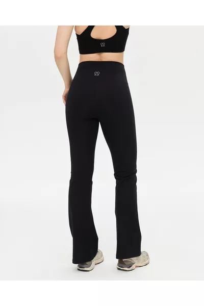 بنطلون ضيق بقصة إسبانية من القطن العضوي الأسود بخصر عالٍ