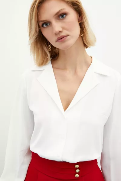 Locker sitzendes Hemd mit Federdetail - Ecru