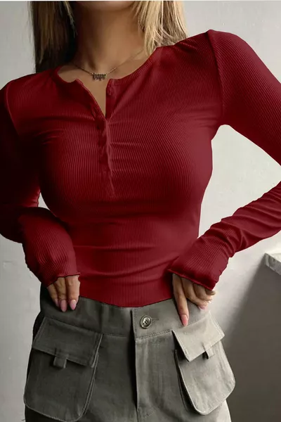 1 женская бордовая блузка-боди с длинными рукавами, велосипедной горловиной и пуговицами, выполненная из ребристого трикотажа