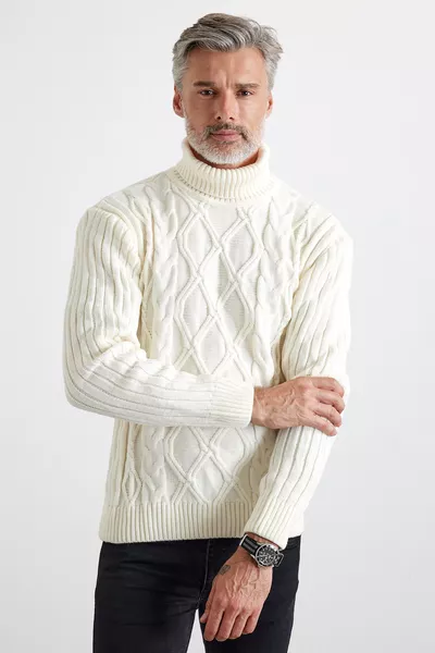 كنزة رجالية صوفية سميكة بحياكة ضيقة وبتصميم واقف برقبة عالية، بنقشة البقلاوة وضفائر الشعر