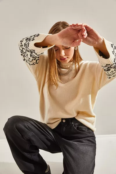 Gebreide trui met patroon op de mouwen