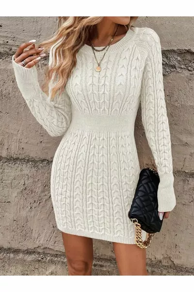 Strickkleid mit Rundhalsausschnitt und geflochtenen Haaren-Detail