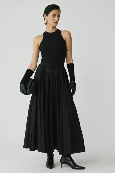 توب نسائي قصير أسود من مودست جويس، تصميم ضيق، بدون أكمام، وياقة دائرية، نسج محبوك