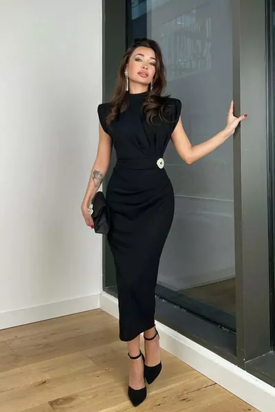 فستان كريب بياقة مرتفعة وطيات وأكتاف مبطنة بتفاصيل بروش أسود