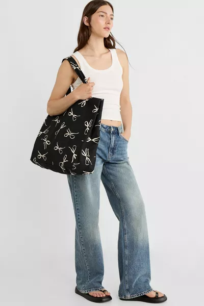 حقيبة حمل مع ربطة عنق