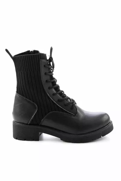 أحذية نسائية سوداء وحذاء 