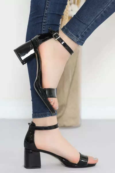 Дамски черни лачени кожи с една лента дебели токчета 