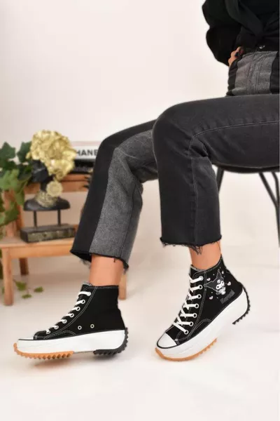 Kuromi bedrukte zwarte enkelsneakers met hoge zool