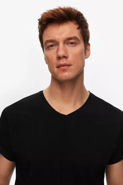 Schwarzes T-Shirt aus  % Baumwolle mit V-Ausschnitt