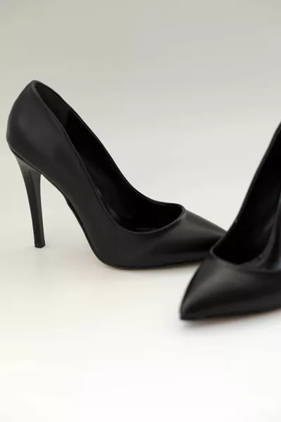 "خنجر" أسود - حذاء نسائي عالي الخنجر بكعب رفيع عالي