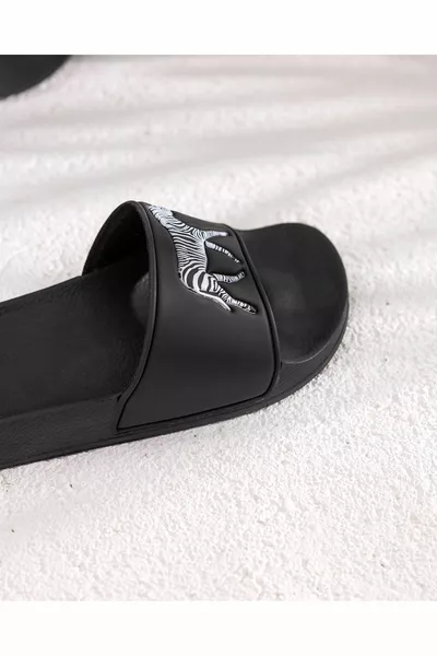 في شباشب نسائية - أسود