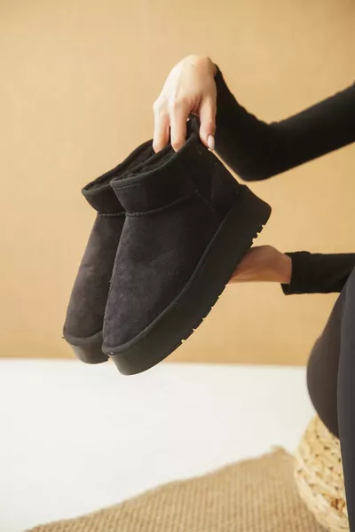 Dikke zool ronde neus neergehaalde zwarte suède halve laarzen