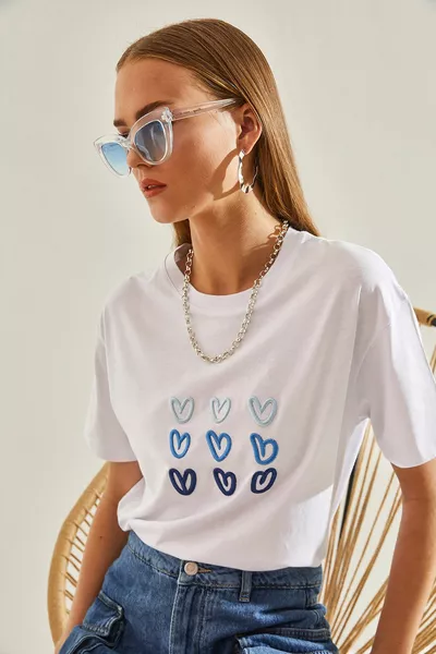 تي شيرت مطبوع على شكل قلب نسائي