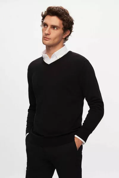 Regular Fit Schwarzer Strickpullover mit geradem V-Ausschnitt