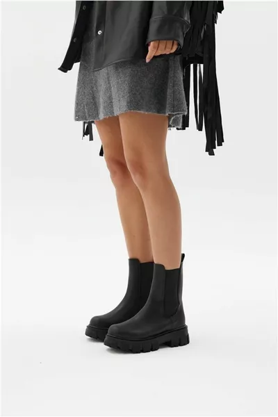 المرأة السوداء أحذية مطاطية وحيد العظام البريدية