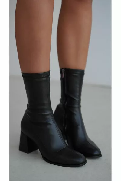 جزمة مطاطية بكعب قصير - أسود