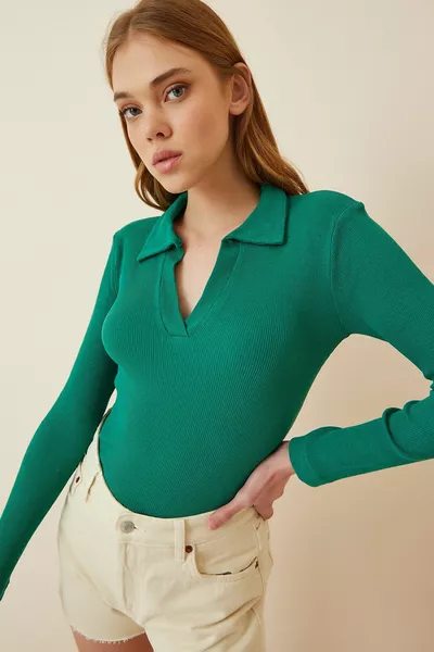 Camicetta da donna a coste con collo a polo verde vivido 