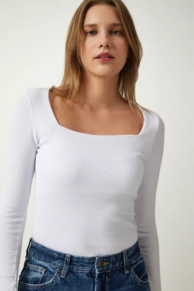 Женская белая вязаная блузка с квадратным воротником в рубчик 